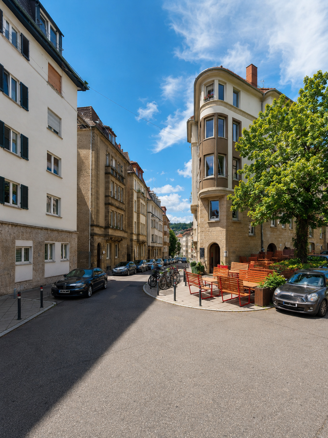 Stuttgarter Wohnstraße mit Altbauhäusern und Blick auf den Kessel